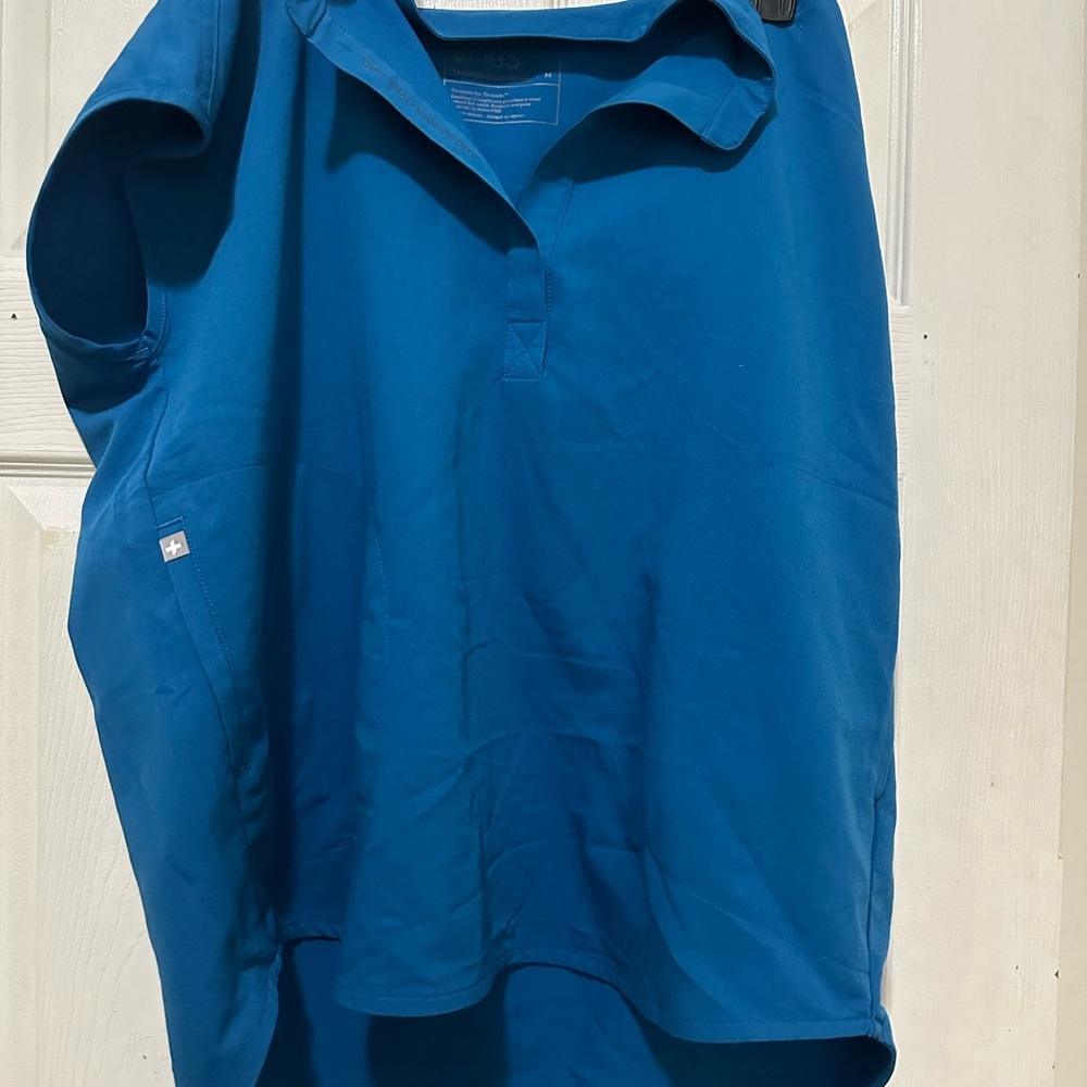 Figs scrub top